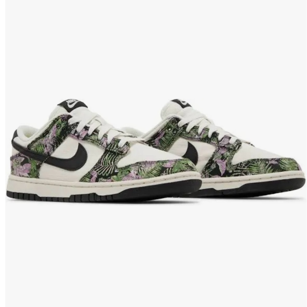 Brand new in box Nike Low Dunks Tapestry Women’s 5